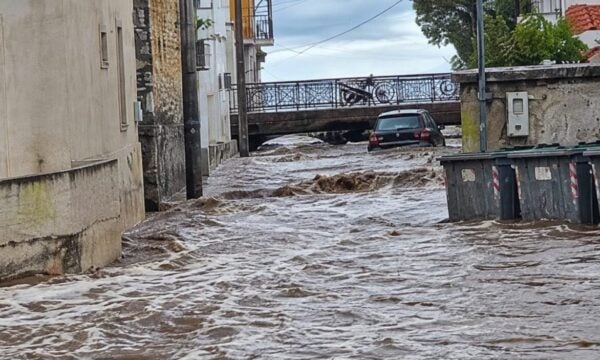 Λέσβος: Υπερχείλισε ποτάμι στη Σκάλα Ερεσού και παρέσυρε αυτοκίνητο – Δείτε βίντεο