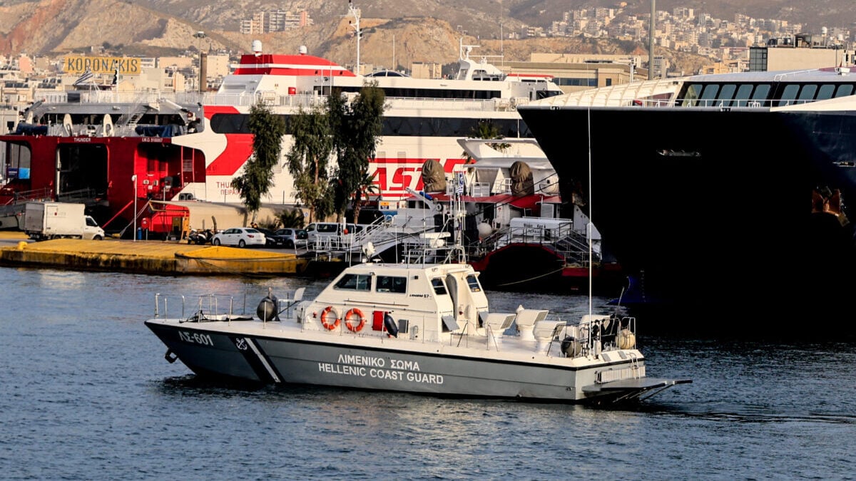 Πειραιάς: Ένα αυτοκίνητο έπεσε στο λιμάνι – Ένας νεκρός και δύο εγκλωβισμένοι 1 Πειραιάς: Ένα αυτοκίνητο έπεσε στο λιμάνι – Ένας νεκρός και δύο εγκλωβισμένοι