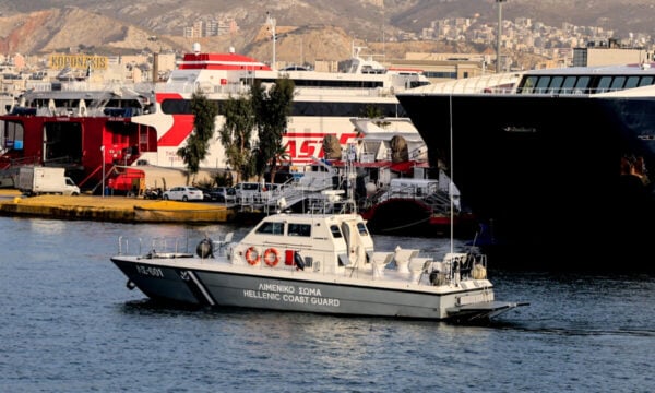 Πειραιάς: Ένα αυτοκίνητο έπεσε στο λιμάνι – Ένας νεκρός και δύο εγκλωβισμένοι