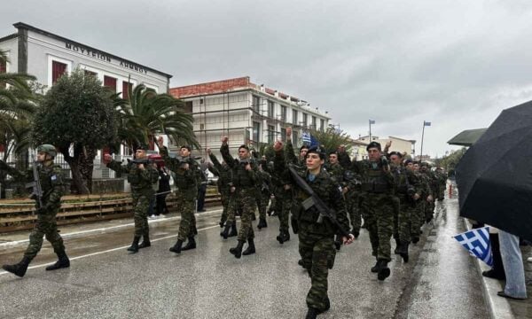 28η Οκτωβρίου: Η στρατιωτική παρέλαση στη Λήμνο έγινε με συνεχή βροχή και δυνατό άνεμο
