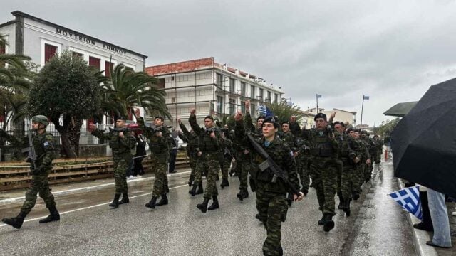 28η Οκτωβρίου: Η στρατιωτική παρέλαση στη Λήμνο έγινε με συνεχή βροχή και δυνατό άνεμο