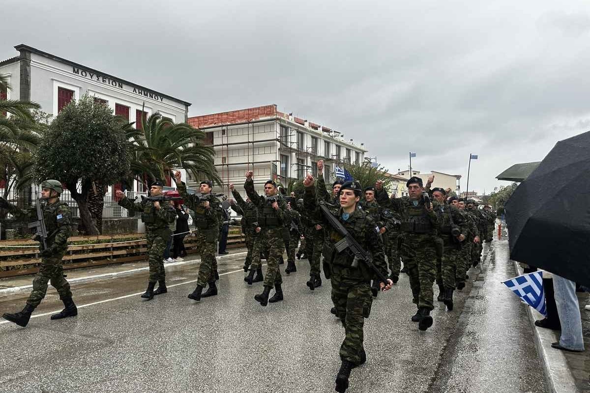 28η Οκτωβρίου: Η στρατιωτική παρέλαση στη Λήμνο έγινε με συνεχή βροχή και δυνατό άνεμο