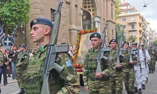 Κολωνάκι: Με λαμπρότητα η λιτάνευση του Αγίου Διονυσίου – Εκατοντάδες πιστοί και η πολιτική ηγεσία στην πομπή