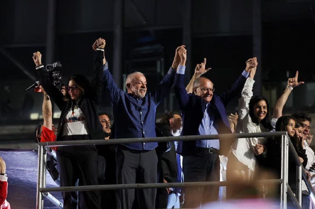 Εκλογές στη Βραζιλία: Πώς ο Λούλα κέρδισε τον Μπολσονάρου και έγραψε ιστορία, ανακόπτοντας τη δεξιά στροφή στη Λατινική Αμερική 11 Ο Λουίς Ινάσιο Λούλα ντα Σίλβα υψώνει τα χέρια μαζί με τη σύζυγό του, Ροζάνζελα «Ζάνζα» ντα Σίλβα, και τον αντιπρόεδρο Ζεράλντο Αλκμίν, κατά τη διάρκεια των πανηγυρισμών για τη νίκη του στον δεύτερο γύρο των προεδρικών εκλογών, στο Σάο Πάολο της Βραζιλίας, στις 26 Οκτωβρίου 2026. Φωτογραφία: Reuters / Amanda Perobelli