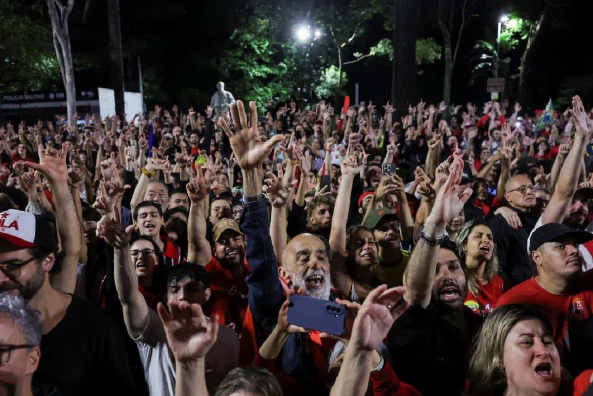 Εκλογές στη Βραζιλία: Πώς ο Λούλα κέρδισε τον Μπολσονάρου και έγραψε ιστορία, ανακόπτοντας τη δεξιά στροφή στη Λατινική Αμερική 12 Υποστηρικτές του Λουίς Ινάσιο Λούλα ντα Σίλβα και του Εργατικού Κόμματος (PT) πανηγυρίζουν τη νίκη του στις προεδρικές εκλογές, στη λεωφόρο Παουλίστα του Σάο Πάολο, στις 26 Οκτωβρίου 2026. Φωτογραφία: Reuters / Amanda Perobelli