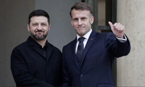 Μακρόν: Ζητά να δοθούν στην Ουκρανία όλα τα αναγκαία μέσα για την άμυνά της