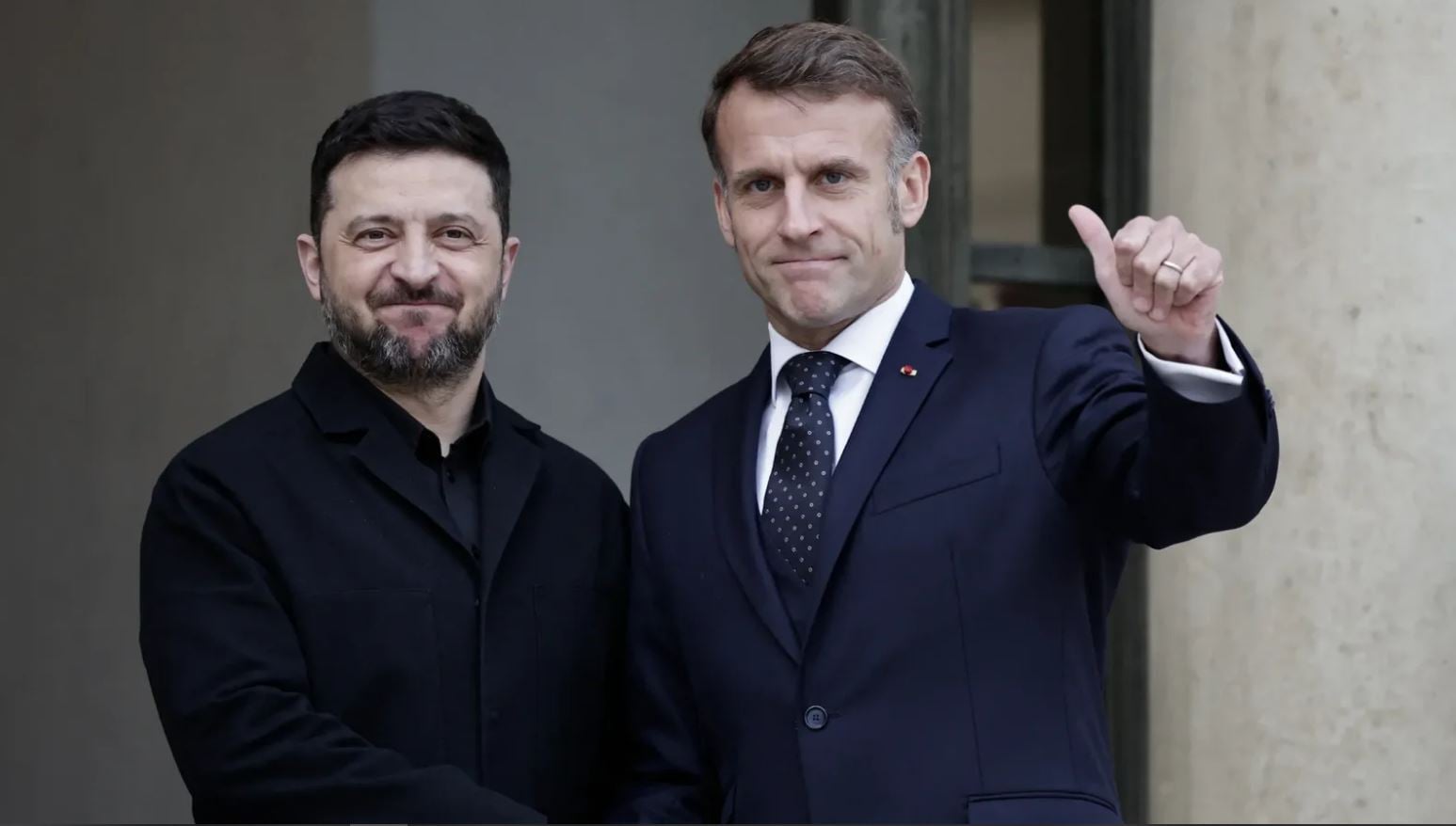 Μακρόν: Ζητά να δοθούν στην Ουκρανία όλα τα αναγκαία μέσα για την άμυνά της