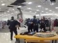 Επικό βίντεο: Διαρρήκτης είχε κρυφτεί στην οροφή πολυκαταστήματος – Έπεσε στο κενό μπροστά σε αστυνομικούς