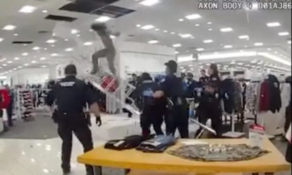 Επικό βίντεο: Διαρρήκτης είχε κρυφτεί στην οροφή πολυκαταστήματος – Έπεσε στο κενό μπροστά σε αστυνομικούς