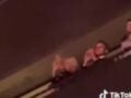 «Εγώ ο Μακρόν»: Σάλος με τον Γάλλο πρόεδρο που διασκέδαζε και χόρευε σε συναυλία ενώ η χώρα «φλέγεται»