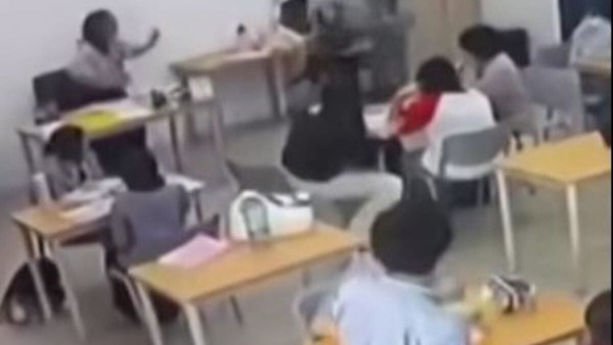 Μαλαισία: 16χρονος χτύπησε καθηγήτρια με τσεκούρι και φέρεται να μετέδιδε ζωντανά την επίθεση – Δείτε βίντεο 1 Μαλαισία: 16χρονος χτύπησε καθηγήτρια με τσεκούρι και φέρεται να μετέδιδε ζωντανά την επίθεση – Δείτε βίντεο