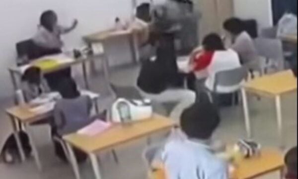Μαλαισία: 16χρονος χτύπησε καθηγήτρια με τσεκούρι και φέρεται να μετέδιδε ζωντανά την επίθεση – Δείτε βίντεο