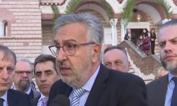 Άγιος Δημήτριος: Γιούχαραν τον δήμαρχο για την ακύρωση της παρέλασης της 28ης Οκτωβρίου – Τι απάντησε
