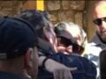 Μαζωνάκης: Ράκος η αδελφή του, Μαρία, μετά το μνημόσυνο – Οι αγκαλιές έξω από την εκκλησία (Βίντεο)