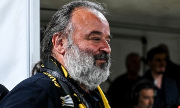 ΠΑΟΚ – ΑΕΚ: Ένταση στο φινάλε της αναμέτρησης και διάλογος Ηλιόπουλου με Σαββίδη