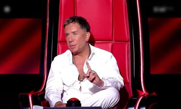 The Voice: Ποιος λύγισε στα παρασκήνια του αφιερώματος στον Μαζωνάκη – Το βίντεο που προκαλεί συγκίνηση