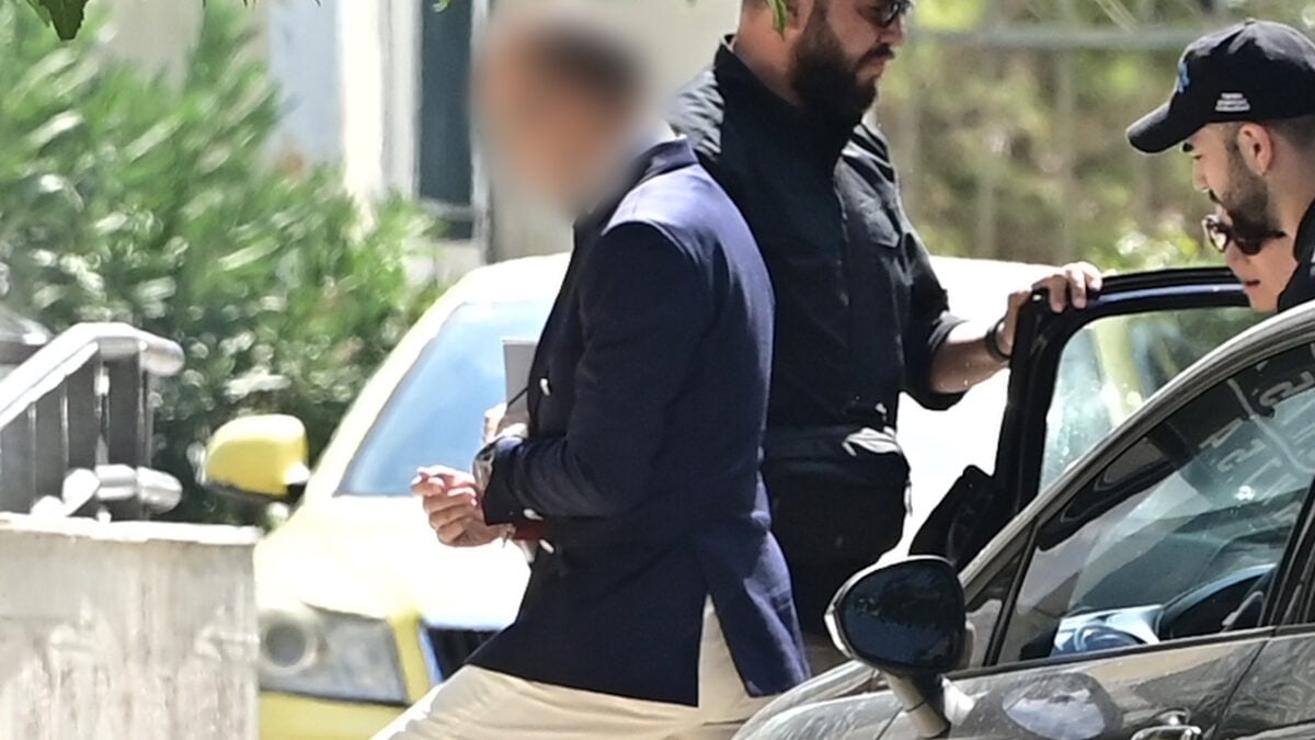 Θάνατος Γιώργου Μαζωνάκη: Ο 58χρονος προφυλακισμένος γιατρός λέει «Είμαι συντετριμμένος, δεν είμαι απατεώνας» 1 Θάνατος Γιώργου Μαζωνάκη: Ο 58χρονος προφυλακισμένος γιατρός λέει «Είμαι συντετριμμένος, δεν είμαι απατεώνας»