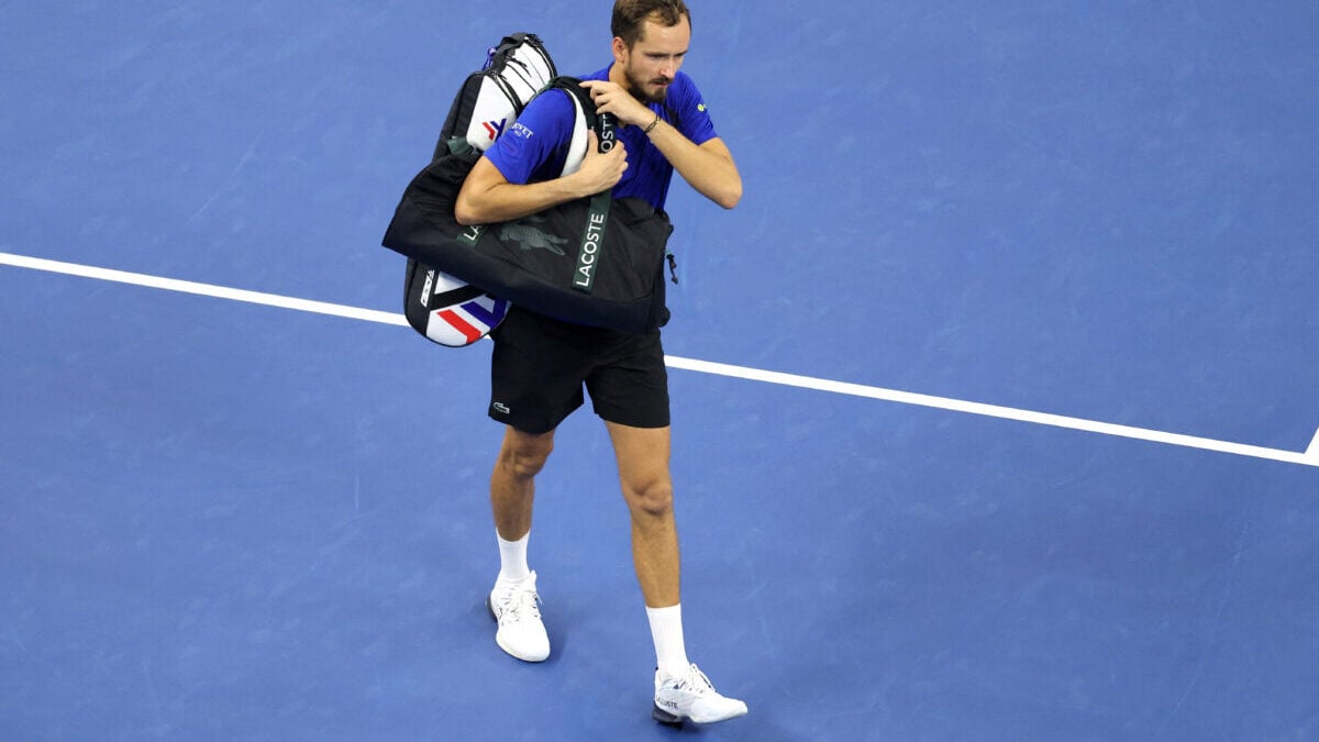 China Open: Ο Ντανίλ Μεντβέντεφ αποβλήθηκε αφού πέταξε μπαλάκι στην εξέδρα – Στον τελικό ο Νόβακ Τζόκοβιτς 1 China Open: Ο Ντανίλ Μεντβέντεφ αποβλήθηκε αφού πέταξε μπαλάκι στην εξέδρα – Στον τελικό ο Νόβακ Τζόκοβιτς