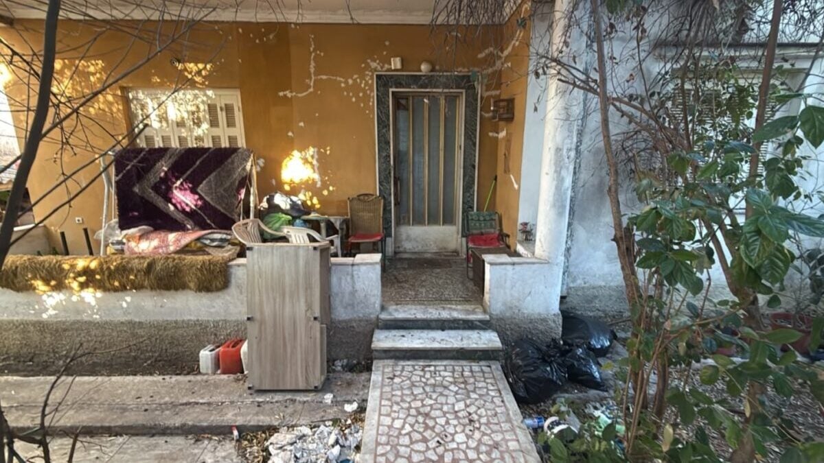 Δολοφονία στο Μενίδι: «Ακούσαμε φωνές, ο 62χρονος μας είπε να καλέσουμε ασθενοφόρο γιατί η μητέρα του δεν ήταν καλά» 2 Δολοφονία στο Μενίδι: «Ακούσαμε φωνές, ο 62χρονος μας είπε να καλέσουμε ασθενοφόρο γιατί η μητέρα του δεν ήταν καλά»