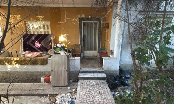 Δολοφονία στο Μενίδι: «Ακούσαμε φωνές, ο 62χρονος μας είπε να καλέσουμε ασθενοφόρο γιατί η μητέρα του δεν ήταν καλά»