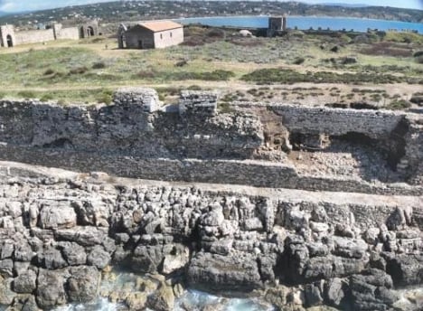 Περιοχή κατάρρευσης του επιθαλάσσιου τείχους λόγω έντονης βροχόπτωσης και παρατεταμένης προσβολής από τους  κυματισμούς