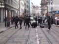 Ιταλία: Επεισόδια στο Μιλάνο με κουκουλοφόρους που πέταξαν πέτρες και κροτίδες στους αστυνομικούς – ΒΙΝΤΕΟ