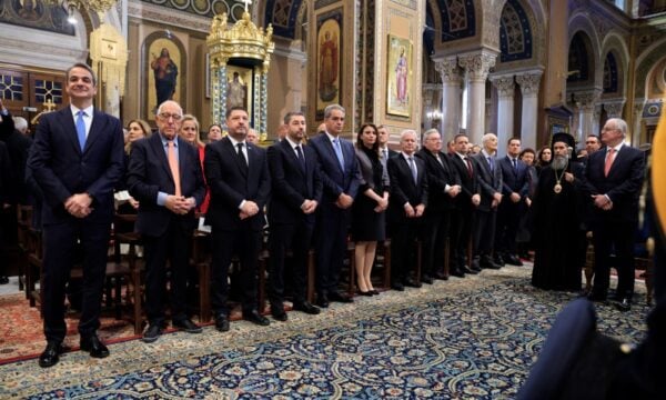 Τα σουτζουκάκια Τασούλα και Μητσοτάκη, το δίμετρο τετ-α-τετ, ο γκραφιτάς υφυπουργός και το δώρο στον Ανδρουλάκη