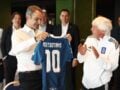 Κυριάκος Μητσοτάκης: Επισκέφθηκε την Εθνική ποδοσφαίρου και παρέλαβε φανέλα με το όνομά του