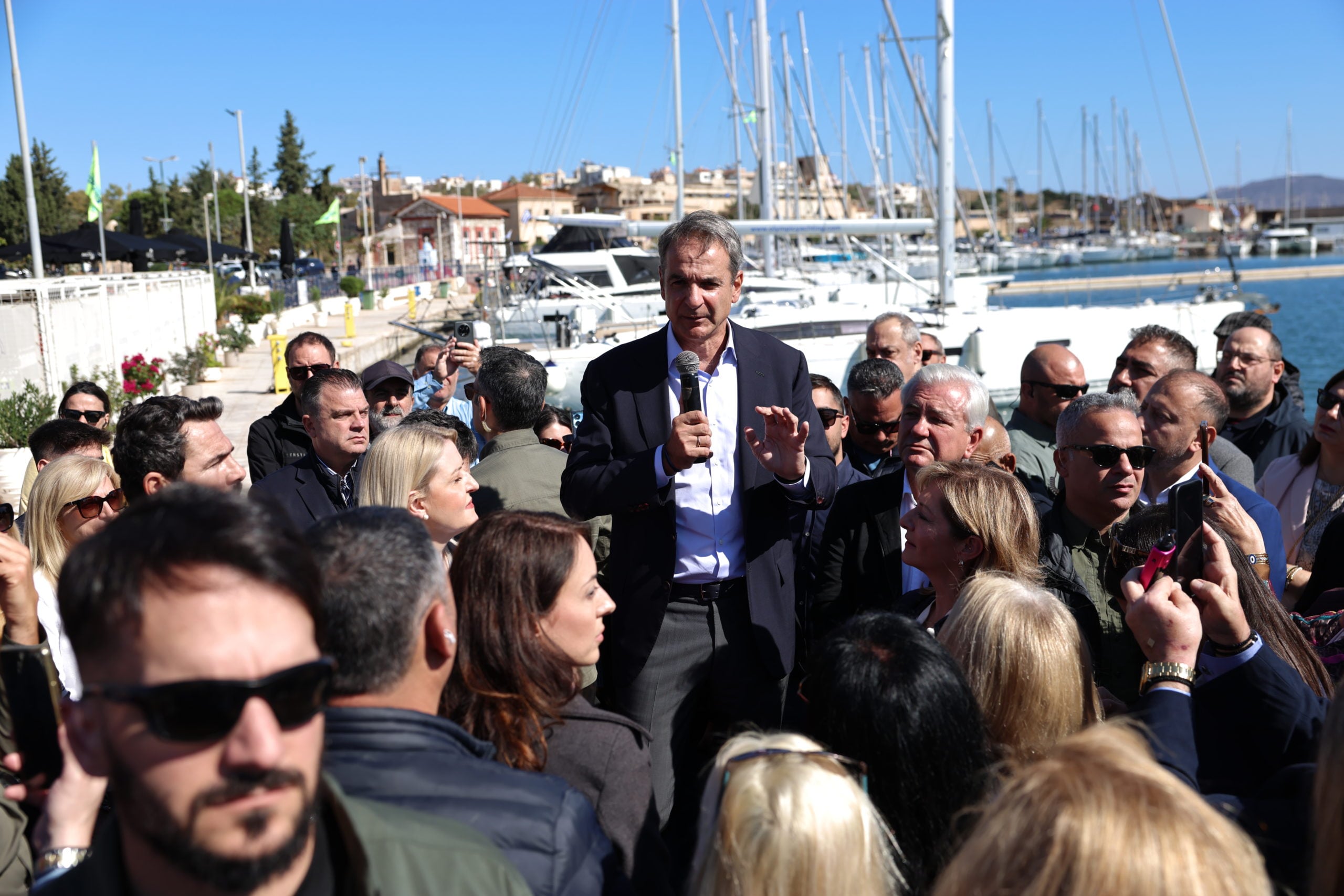 Μητσοτάκης στο Λαύριο προς πολίτες: «Η Ελλάδα δεν θα ξαναγυρίσει ποτέ πίσω στις εποχές της μεγάλης κοινωνικής αναταραχής»
