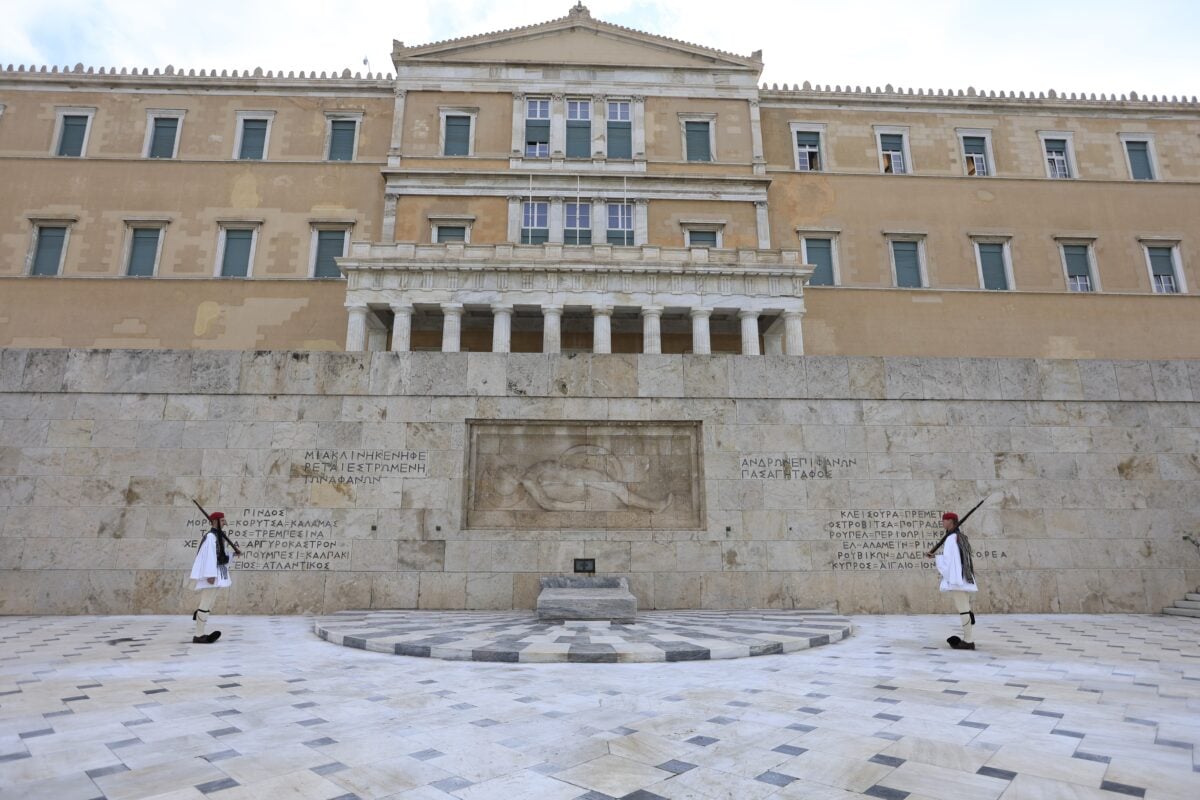 Αθήνα: Μάρμαρο αντί για άσφαλτο στον Άγνωστο Στρατιώτη – Προχωρά η επέκταση του Αρχαιολογικού Μουσείου