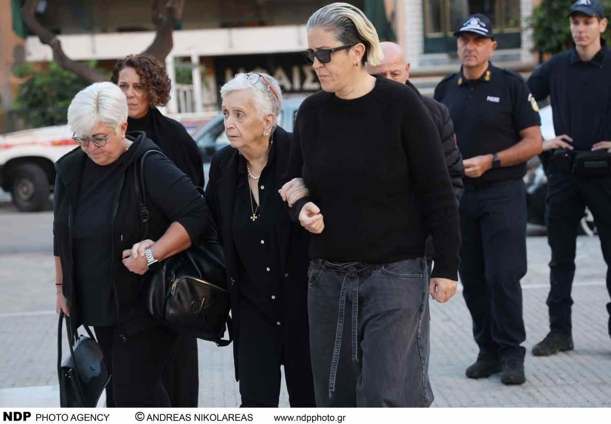Μαζωνάκης: Η οικογένειά του έφτασε συντετριμμένη στο 40ήμερο μνημόσυνο – Οι πρώτες φωτογραφίες από τη Νίκαια 10 Οικογένεια Μαζωνάκη