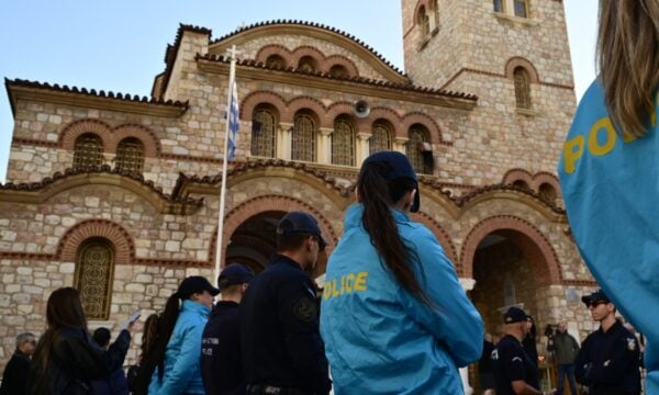 Μαζωνάκης: Πλήθος κόσμου στη Νίκαια στο 40ήμερο μνημόσυνο – «Φρούριο» η εκκλησία με αυστηρά μέτρα ασφαλείας