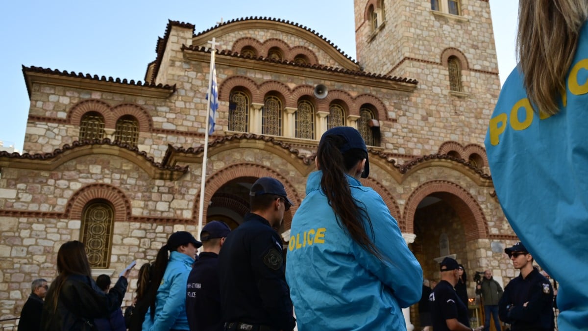 Μαζωνάκης: Πλήθος κόσμου στη Νίκαια στο 40ήμερο μνημόσυνο – «Φρούριο» η εκκλησία με αυστηρά μέτρα ασφαλείας