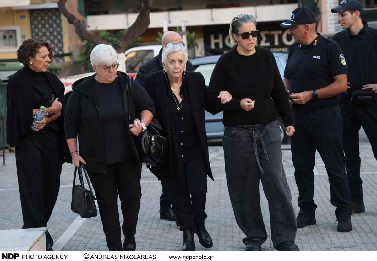Μαζωνάκης: Η οικογένειά του έφτασε συντετριμμένη στο 40ήμερο μνημόσυνο – Οι πρώτες φωτογραφίες από τη Νίκαια 11 Οικογένεια Μαζωνάκη