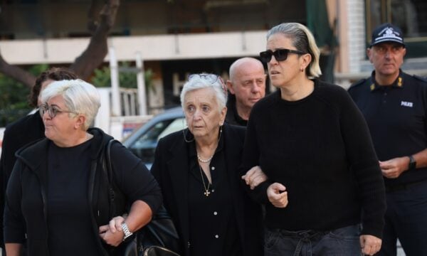 Μαζωνάκης: Η οικογένειά του έφτασε συντετριμμένη στο 40ήμερο μνημόσυνο – Οι πρώτες φωτογραφίες από τη Νίκαια