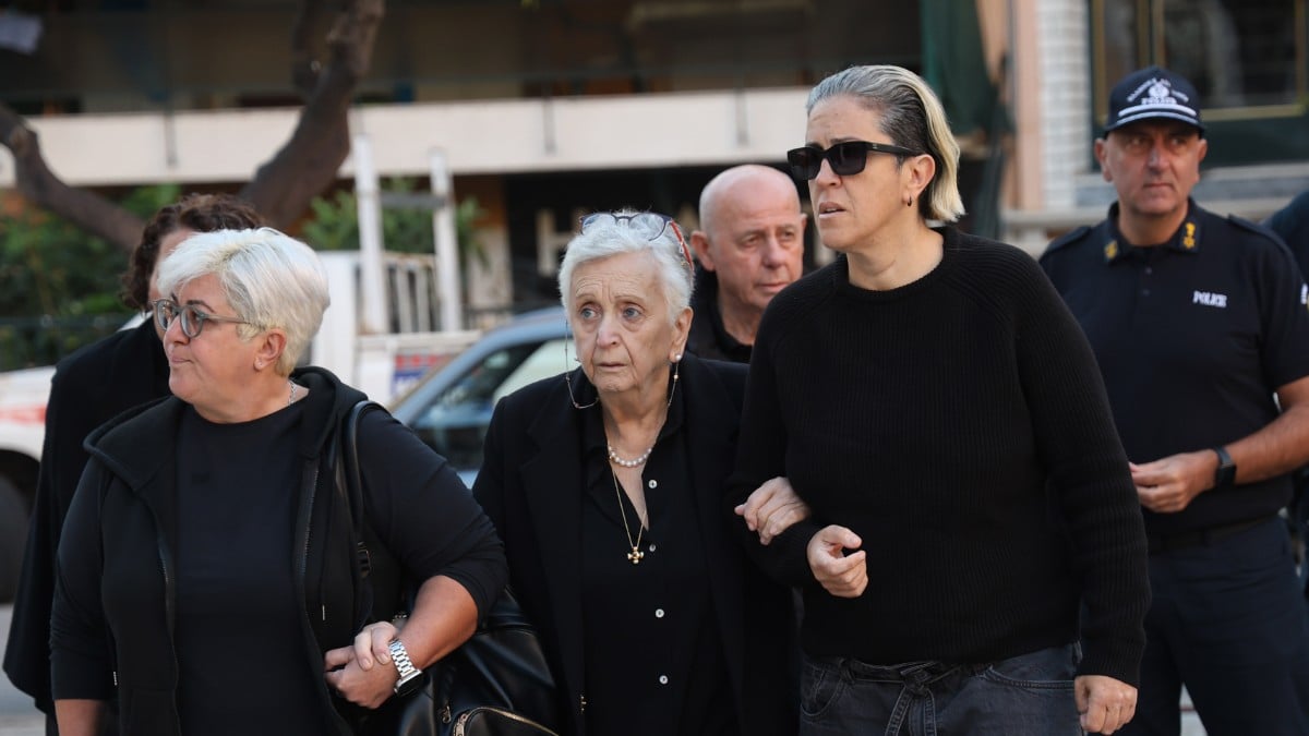 Μαζωνάκης: Η οικογένειά του έφτασε συντετριμμένη στο 40ήμερο μνημόσυνο – Οι πρώτες φωτογραφίες από τη Νίκαια