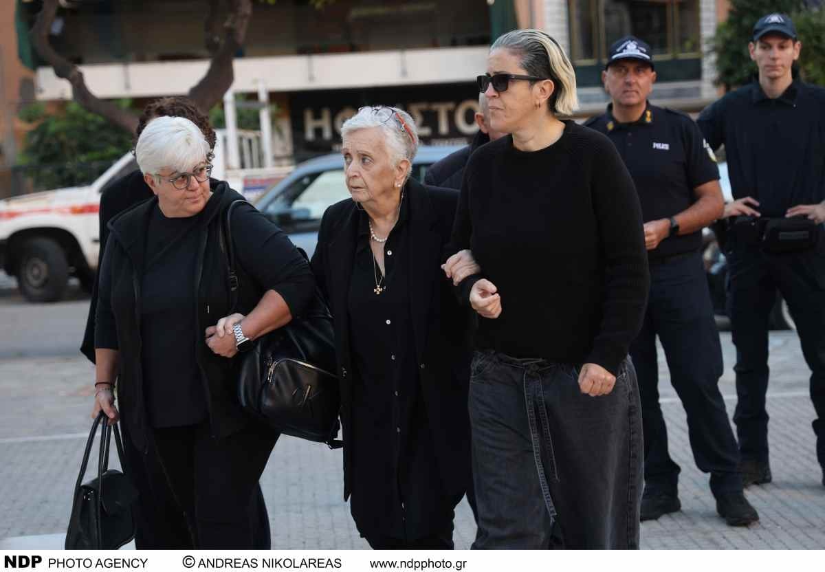 Μαζωνάκης: Η οικογένειά του έφτασε συντετριμμένη στο 40ήμερο μνημόσυνο – Οι πρώτες φωτογραφίες από τη Νίκαια 12 Οικογένεια Μαζωνάκη