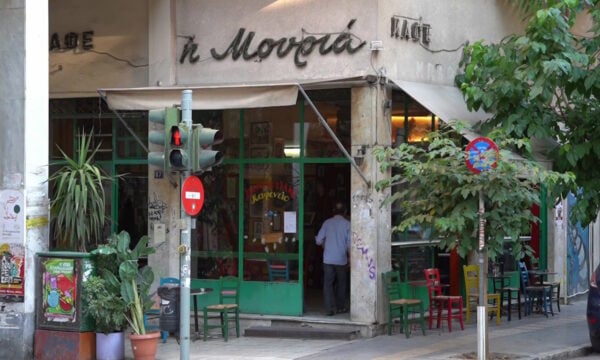 Το εμβληματικό καφενείο «Μουριά» κλείνει ύστερα από 111 χρόνια: «Ενταφιάζεται η πολιτική μας νιότη»