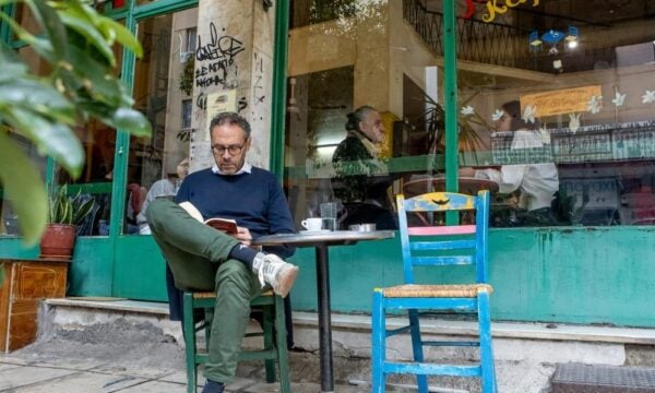 Guardian: Κλείνει η Μουριά στα Εξάρχεια, το ιστορικό καφενείο που έγινε «τελευταίο οχυρό»