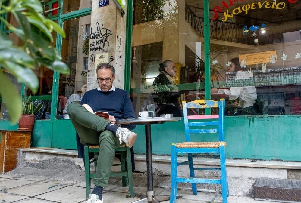 Guardian: Κλείνει η Μουριά στα Εξάρχεια, το ιστορικό καφενείο που έγινε «τελευταίο οχυρό» 1 Guardian: Κλείνει η Μουριά στα Εξάρχεια, το ιστορικό καφενείο που έγινε «τελευταίο οχυρό»