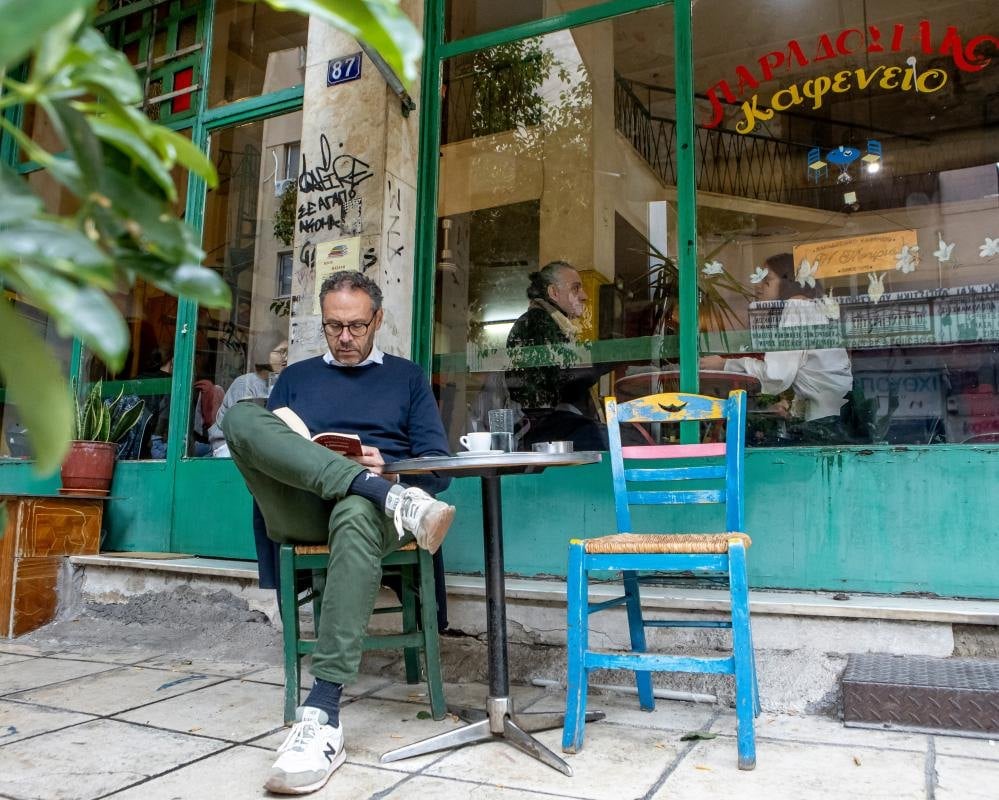 Guardian: Κλείνει η Μουριά στα Εξάρχεια, το ιστορικό καφενείο που έγινε «τελευταίο οχυρό»