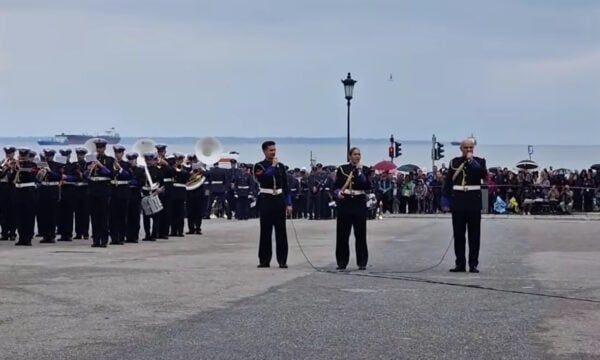 Θεσσαλονίκη: Η μπάντα του Πολεμικού Ναυτικού τίμησε τον Γιώργο Μαζωνάκη με τα «Ανήκω σε μένα» και «Ώρες μικρές»