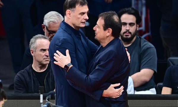 Μπεσίκτας – Ολυμπιακός: Ο Γιώργος Μπαρτζώκας αγκαλιάστηκε με τον Εργκίν Αταμάν πριν από τον αγώνα