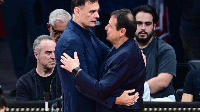 Μπεσίκτας – Ολυμπιακός: Ο Γιώργος Μπαρτζώκας αγκαλιάστηκε με τον Εργκίν Αταμάν πριν από τον αγώνα