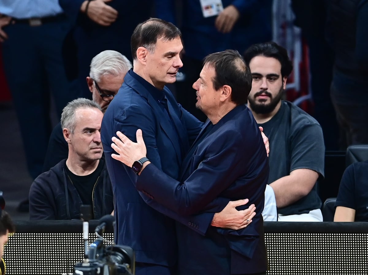 Μπεσίκτας – Ολυμπιακός: Ο Γιώργος Μπαρτζώκας αγκαλιάστηκε με τον Εργκίν Αταμάν πριν από τον αγώνα
