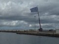 Μύκονος: Υψώθηκε τεράστια ελληνική σημαία στο λιμάνι για την 28η Οκτωβρίου