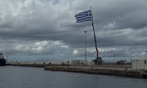 Μύκονος: Υψώθηκε τεράστια ελληνική σημαία στο λιμάνι για την 28η Οκτωβρίου