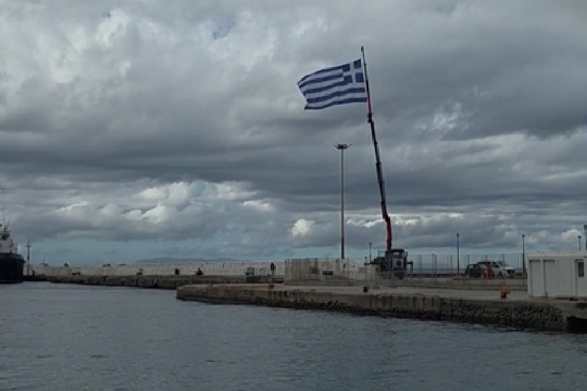 Μύκονος: Υψώθηκε τεράστια ελληνική σημαία στο λιμάνι για την 28η Οκτωβρίου