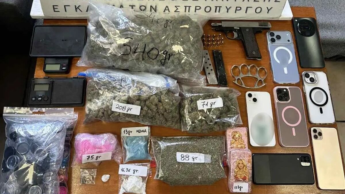 Δραπετσώνα: Συνελήφθησαν τρεις για διακίνηση ναρκωτικών – Κατασχέθηκαν κάνναβη, κοκαΐνη και σιδερογροθιά 1 Δραπετσώνα: Συνελήφθησαν τρεις για διακίνηση ναρκωτικών – Κατασχέθηκαν κάνναβη, κοκαΐνη και σιδερογροθιά
