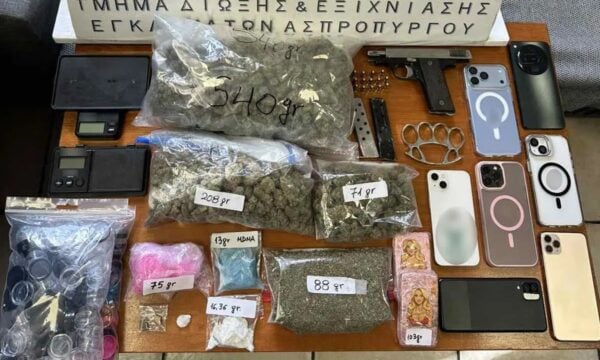 Δραπετσώνα: Συνελήφθησαν τρεις για διακίνηση ναρκωτικών – Κατασχέθηκαν κάνναβη, κοκαΐνη και σιδερογροθιά